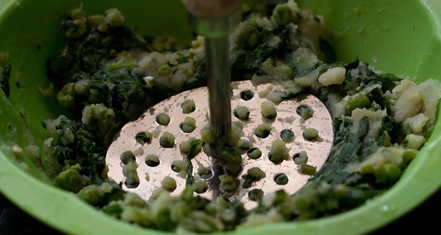 rinse the spinach leaves in water and drain