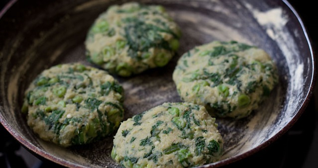 rinse the spinach leaves in water and drain