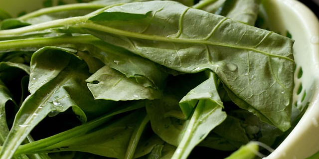 rinse the spinach leaves in water and drain