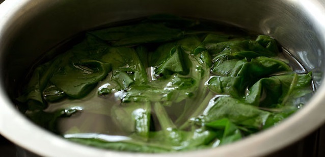 rinse the spinach leaves in water and drain