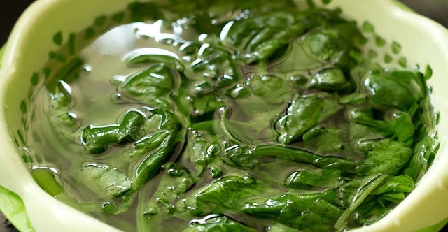 rinse the spinach leaves in water and drain