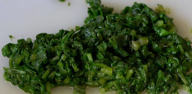 rinse the spinach leaves in water and drain