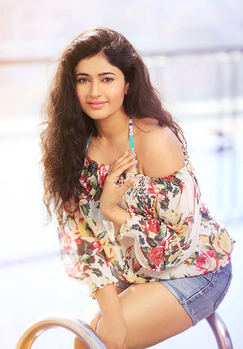 POONAM BAJWA TOPLESS IMAGES, PHOTOS AND WALLPAPERS