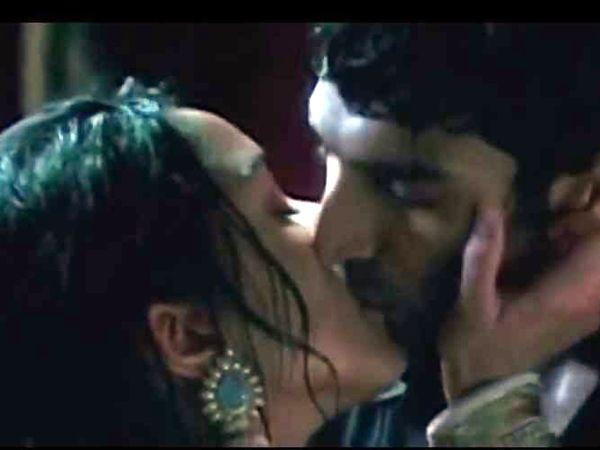 Aditya-Roy-Kapur-and-Shraddha-Kapoor-kiss