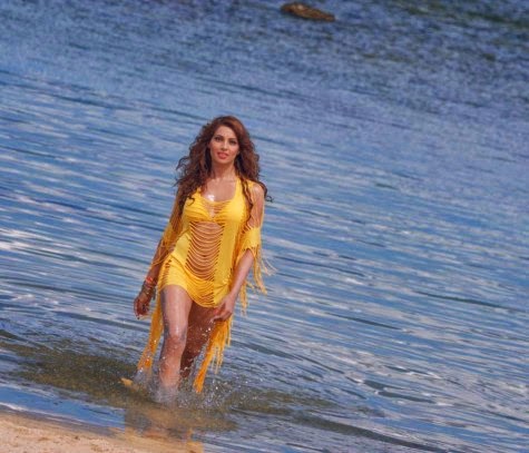 Hot-Bollywood-Actress-In-Bikini