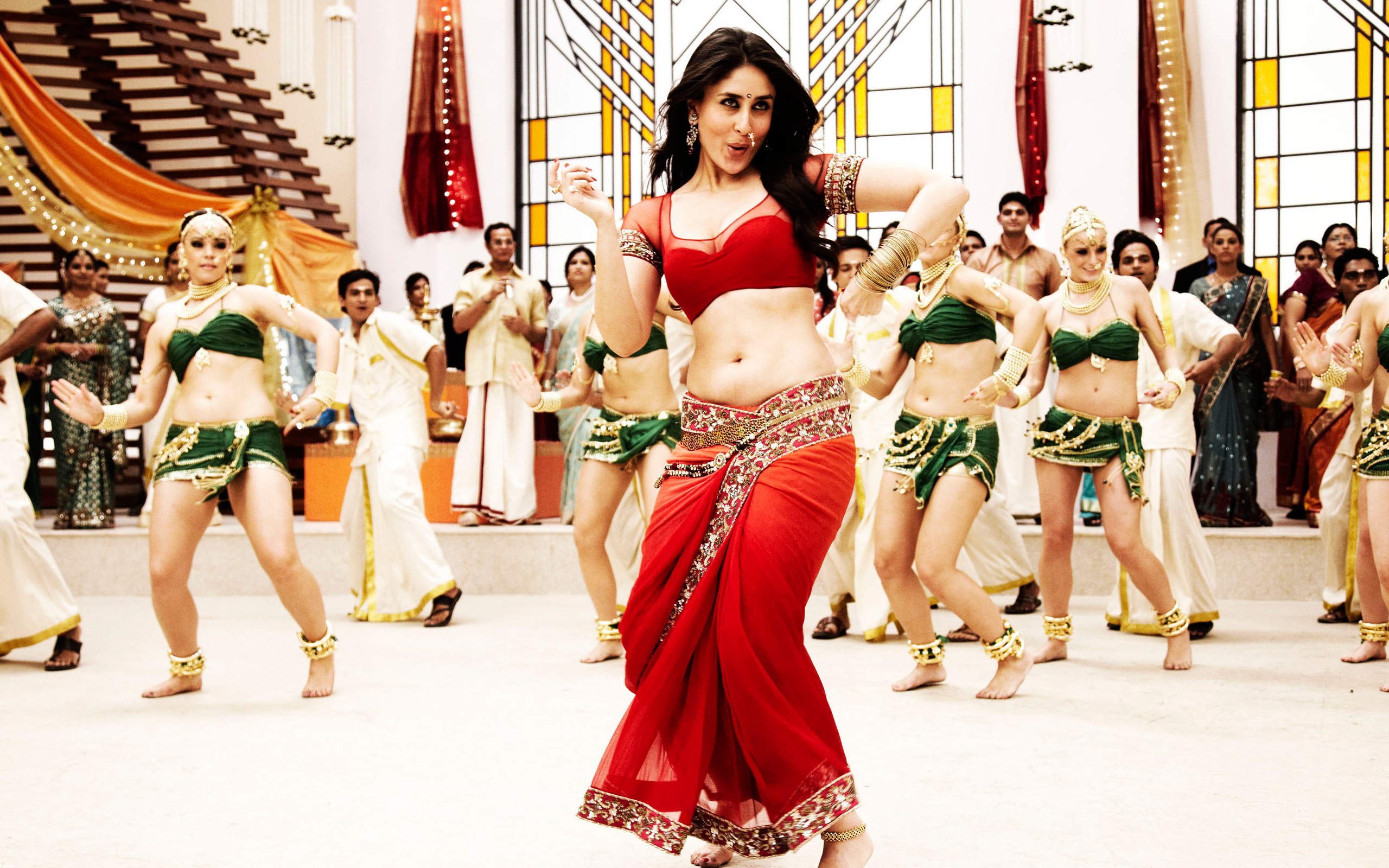 Kareena Kapoor Navel in red sarree