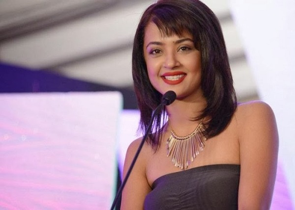 surveen-chawla-looks-hot-in-shorts-and