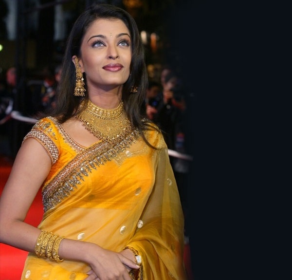 Top 25 Indian Beauties Looking Gorgeous in Traditional Saree
