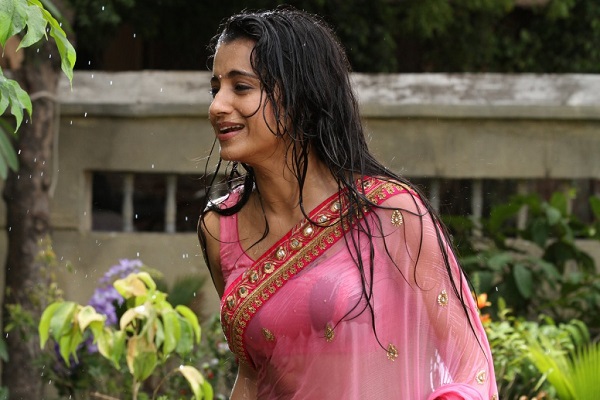 trisha-in-rain-wet-saree-stills