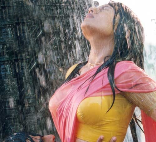Wet Scene of Tamil Actresses in shooting spot