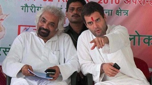 Rahul Gandhi plays Modi copycat for NRI funds